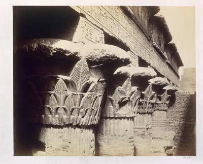 Die Kapitelle des Portikus, Tempel von Khnum, Esna, 1862 von Francis Bedford